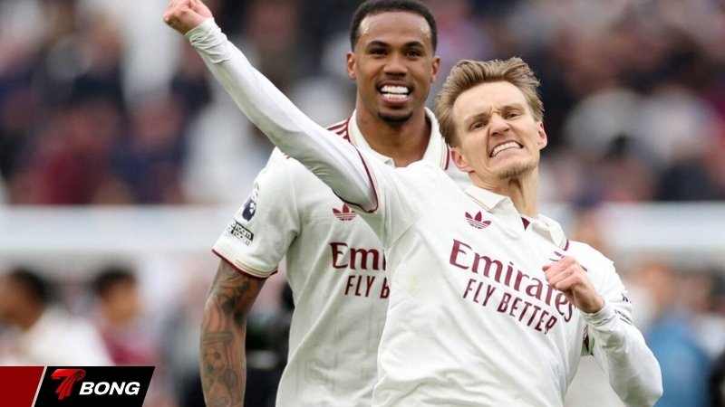 Arsenal vượt khó và tranh cãi với VAR